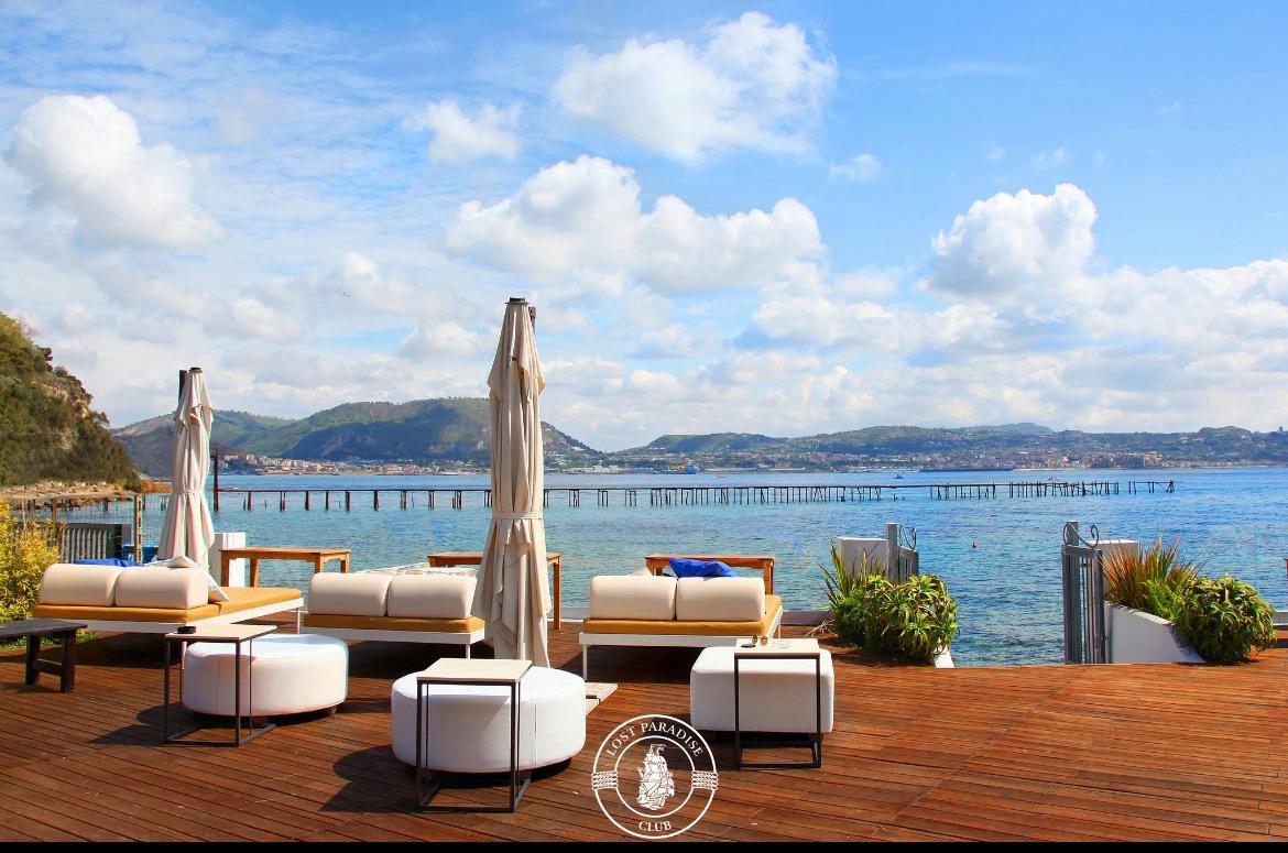 Giancarlo in posa sulla spiaggia